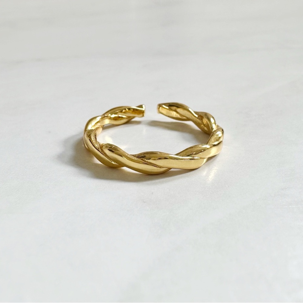 Elegant Gold Twist Ring